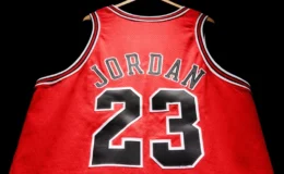Michael Jordan’ın 1998 NBA Finalleri giydiği forması rekor fiyatla 10.1 milyon dolara satıldı