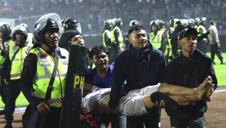 Endonezya’da bir futbol maçında çıkan izdihamda yüzlerce kişi öldü, binlerce kişi yaralandı